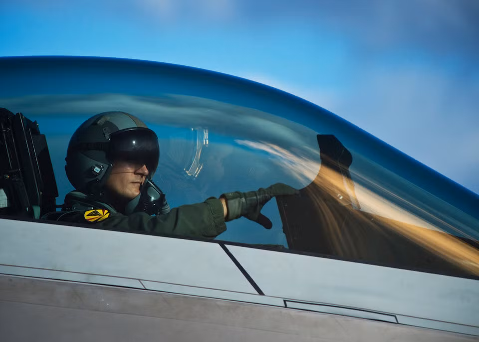 Khác với các loại phương tiện khác có hai cần điều khiển, F-22 Raptor tích hợp cả cần điều hướng và cần điều khiển động cơ vào một cần điều khiển duy nhất, giúp phi công có thể lái chiếc máy bay này chỉ bằng một tay. Nguồn ảnh: BI.