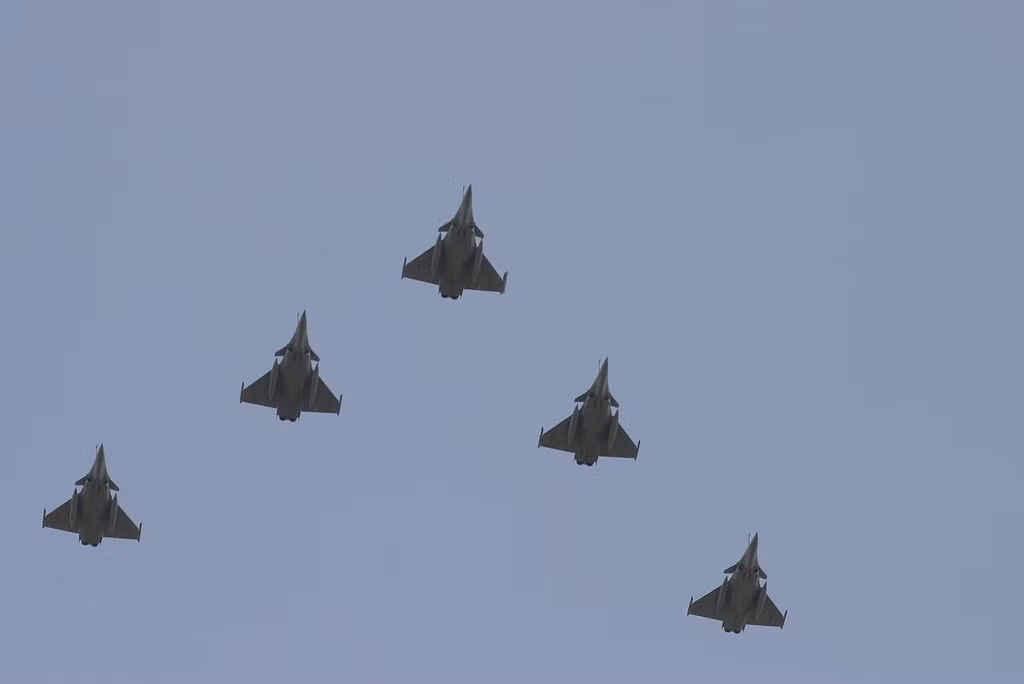 Nhiều chuyên gia đánh giá, Rafale dù chỉ là loại máy bay thế hệ 4 nhưng xét về hiệu suất chiến đấu, nó hoàn toàn xứng đáng với cái giá 90 triệu USD khi có khả năng đối đầu gần như tương đương với các loại chiến đấu cơ thế hệ 4++ thậm chí là thế hệ 5. Nguồn ảnh: Wiki.