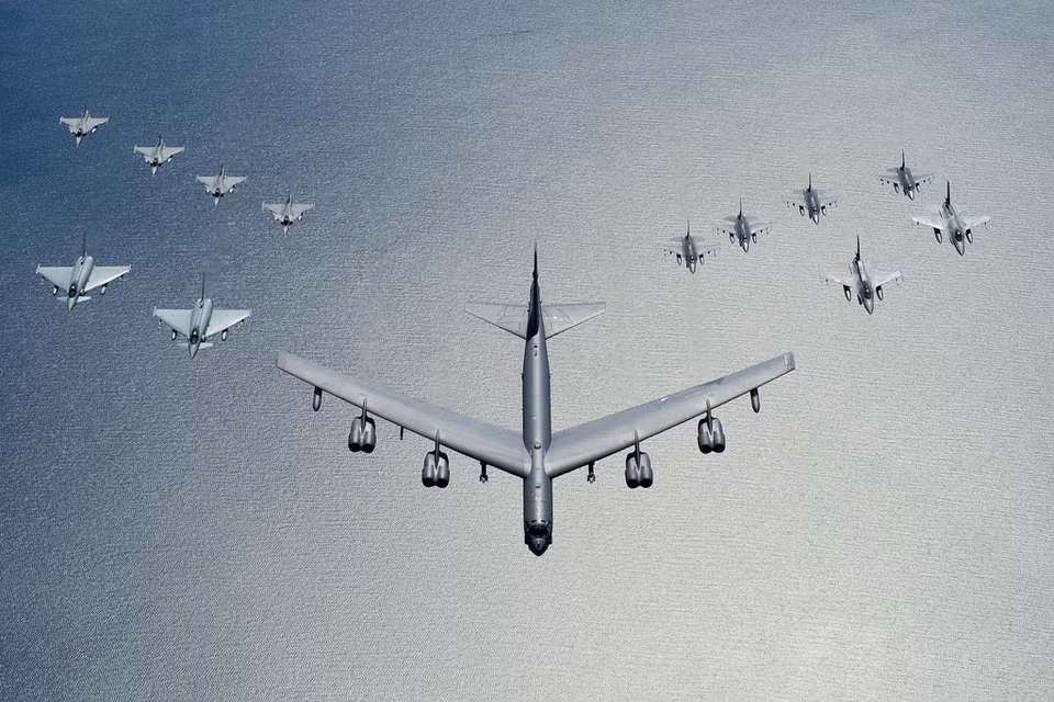 So với các loại máy bay ném bom chiến lược khác của Mỹ hiện nay, B-52 là loại máy bay ổn định nhất, giá vận hành rẻ bậc nhất và có lối đánh đa dạng nhất. Tối đa, nó có thể mang theo tới 30 tấn bom các loại bao gồm cả vũ khí hủy diệt hàng loạt. Nguồn ảnh: BI.