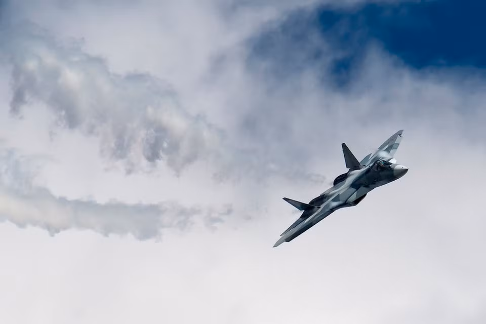 Điều này giúp chiến đấu cơ thế hệ năm Su-57 có lợi thế cực lớn trong các cuộc giao tranh trên không, đặc biệt là trong các cuộc hỗn chiến Dogfight - khi mà rõ ràng chiếc máy bay của Nga có lợi thế lớn hơn đối phương về độ cơ động ở độ cao lớn và khi bị truy đuổi quá gắt, Su-57 chỉ việc bay vọt lên độ cao tối đa để cắt đuôi đối phương. Nguồn ảnh: BI.