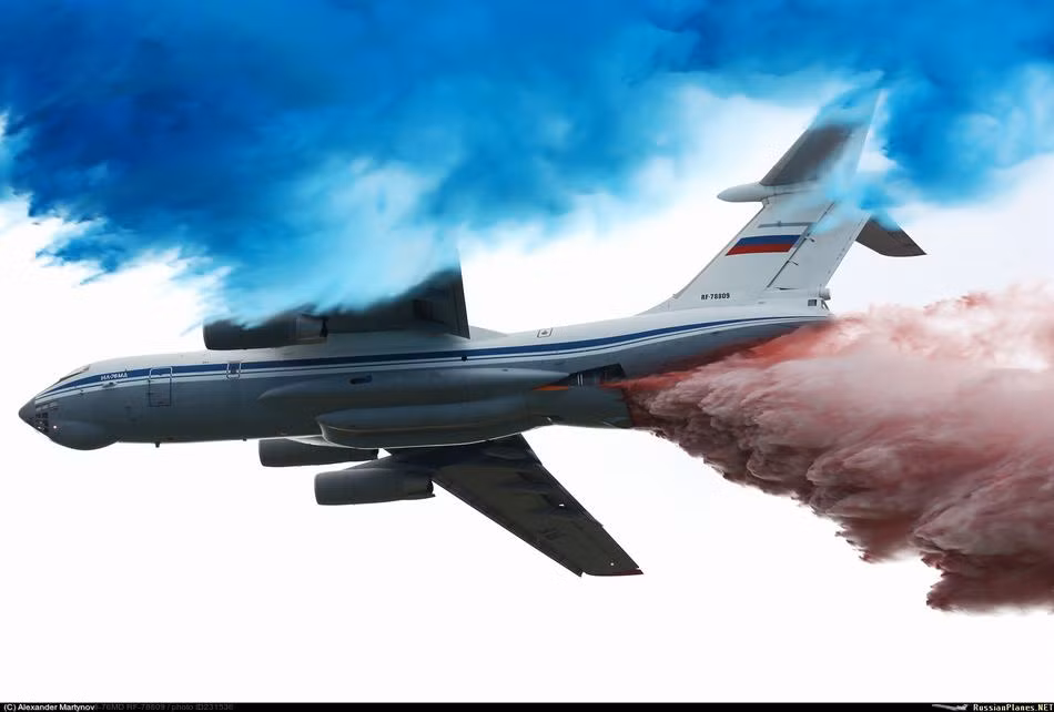 Loại máy bay Il-76 phiên bản chở nước để phục vụ cứu hỏa là loại Il-76P. Loại máy bay này có thể mang theo tối đa tới 49.000 lít nước, nhiều gấp 3,5 lần phiên bản chở nước của C-130. Nguồn ảnh: RP.