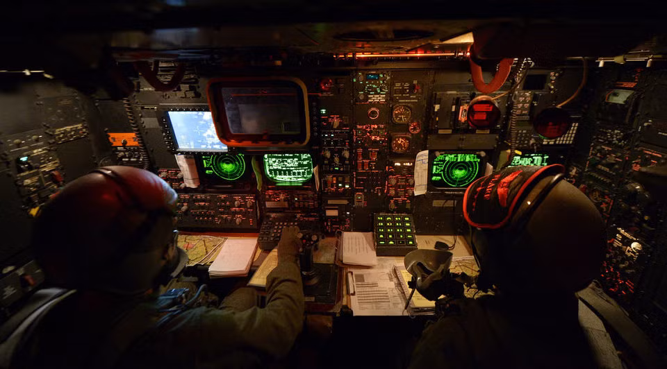 Cùng với một dẫn đường, một tác chiến điện tử và một radar kiêm liên lạc viên. Nguồn ảnh: BI.