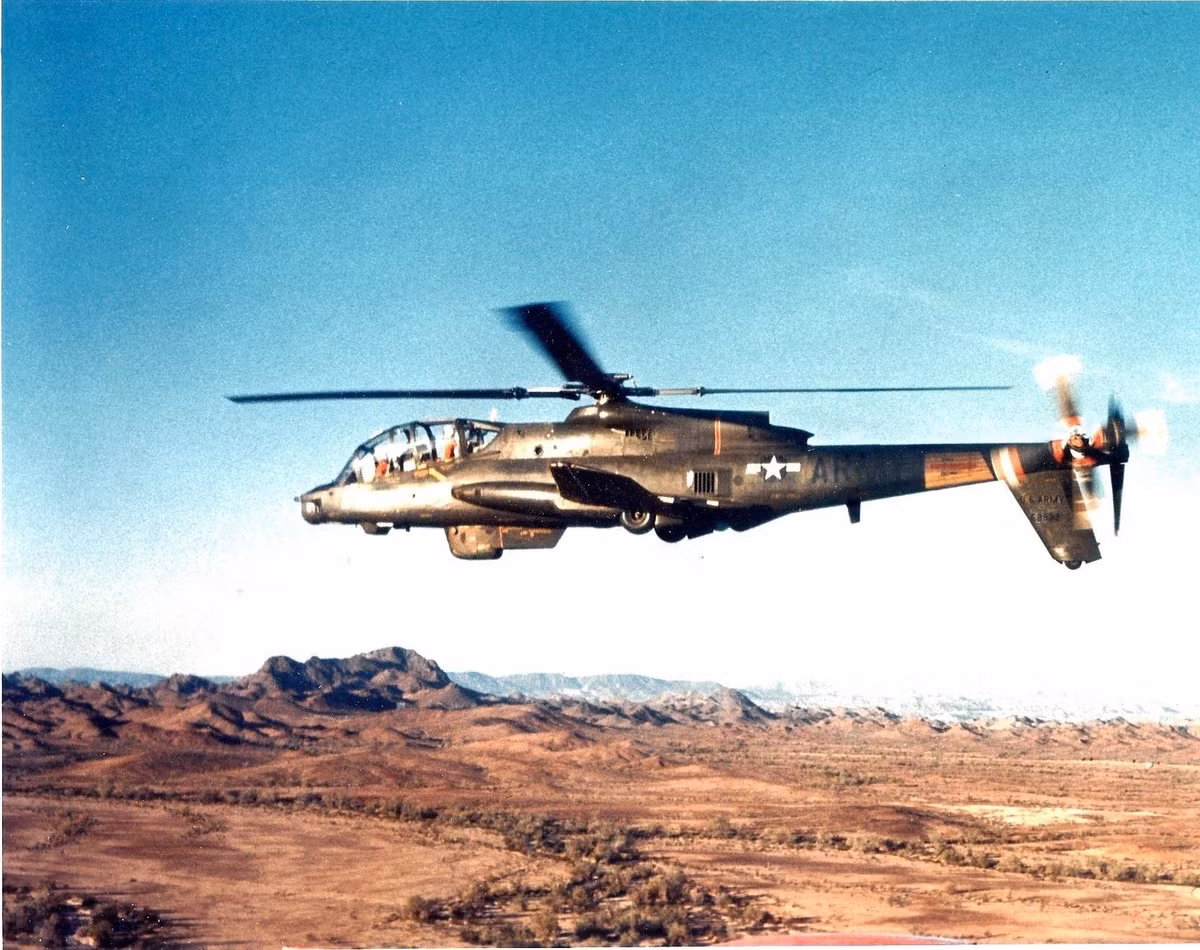 Cụ thể, tốc độ của AH-56 có thể lên tới 400 km/h, là tốc độ nhanh bậc nhất với các loại trực thăng thời bấy giờ và kể cả hiện nay. Tốc độ hành trình của loại trực thăng này cũng lên tới 360 km/h và nó có tầm bay tối đa lên tới 2000 km và trần bay cao tới 6000 mét. Nguồn ảnh: Pinterest.