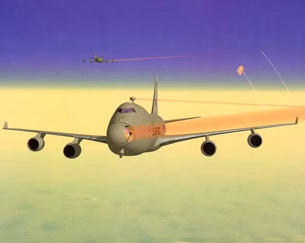 Về lý thuyết, hệ thống vũ khí bay laser YAL-1 được trang bị một hệ thống phòng thủ chống tên lửa có thể theo dấu và bắn hạ những tên lửa của kẻ thù cách xa hàng trăm dặm. Đây là một trong những vũ khí có sức hủy diệt khủng khiếp nhất lịch sử nhân loại.