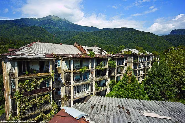 Sự suy giảm của ngành công nghiệp nước cộng hòa Abkhazia đã biến nhiều thị trấn trở thành một nơi hoang tàn, nhiều người đã bỏ xứ ra đi vì không chịu nổi cảnh cô độc, thiếu thốn mọi thứ.