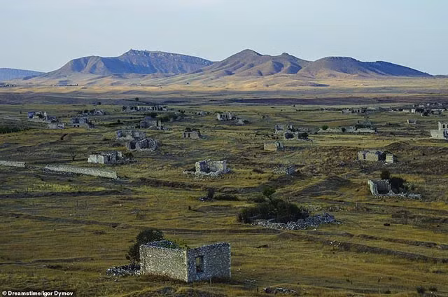 Nhìn vào Agdam ở Azerbaijan ngày nay, thật khó để tưởng tượng rằng vào năm 1989 nó từng là một thị trấn phát triển mạnh mẽ với khoảng 29.000 cư dân. Trong cuộc chiến Nagorno-Karabakh năm 1991, lực lượng Armenia đã phá hủy toàn bộ nơi đây.