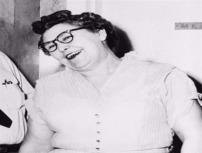 13. Nannie Doss: Không thể có người phụ nữ nào nguy hiểm và máu lạnh như “bà vú khúc khích” này, khi phóng hoả giết chết 8 thành viên trong gia đình chủ nhà. Khi bị cảnh sát bắt, mụ ta luôn cười khúc khích và không hề lo sợ.