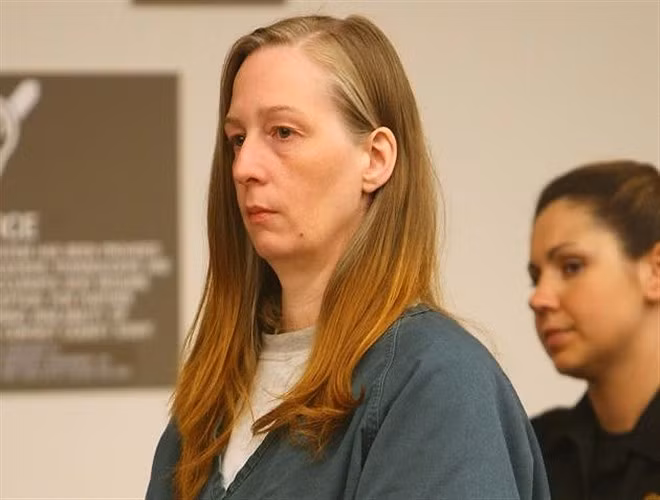 17. Stacey Castor: Goá phụ đen là nữ tội phạm máu lạnh, nguy hiểm nhất của Mỹ khi ngoài việc giết hại 2 người chồng của mình, còn âm mưu giết con gái Ashley Wallace năm 2007. Stacey Castor bị bắt và bị kết án 51 năm tù, nhưng chưa bao giờ thú nhận tội ác của mình.