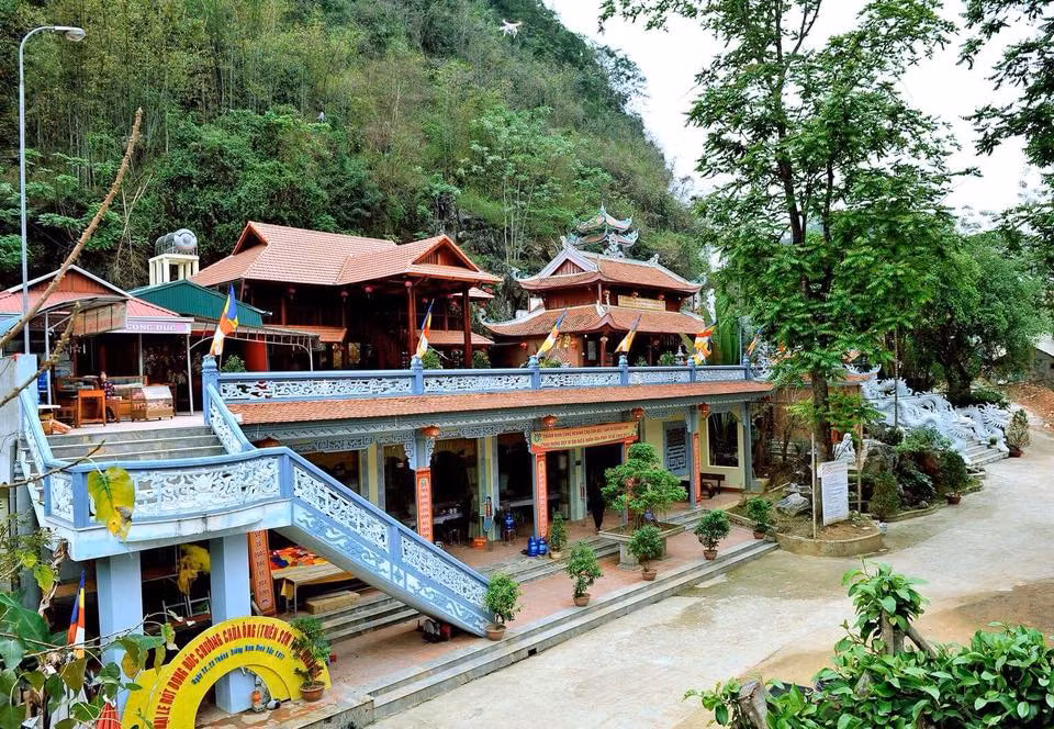 Huyen bi khoi da hinh nguoi cuc thieng trong den Ong, dong Ba