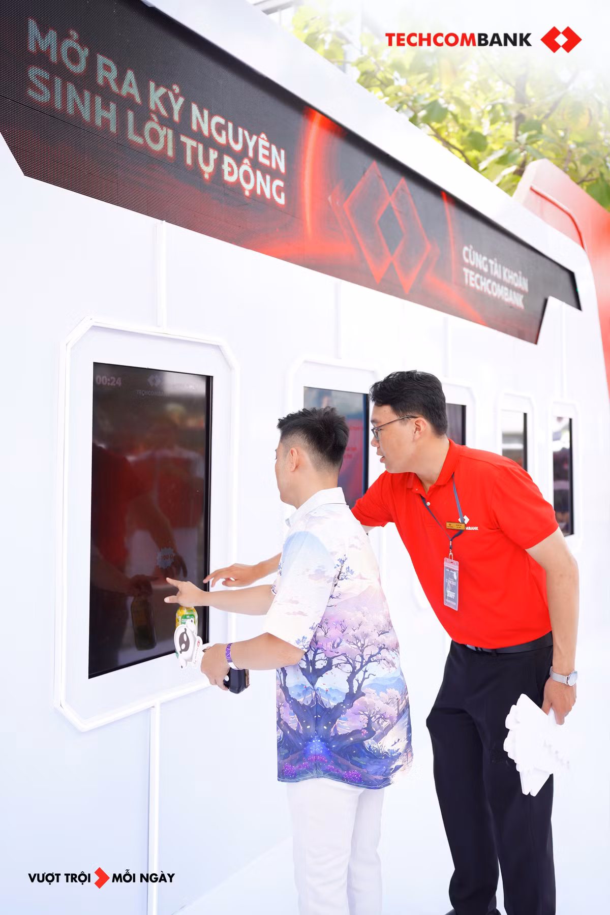 Khach hang Techcombank duoc check-in som cung cac anh trai vuot ngan chong gai-Hinh-3