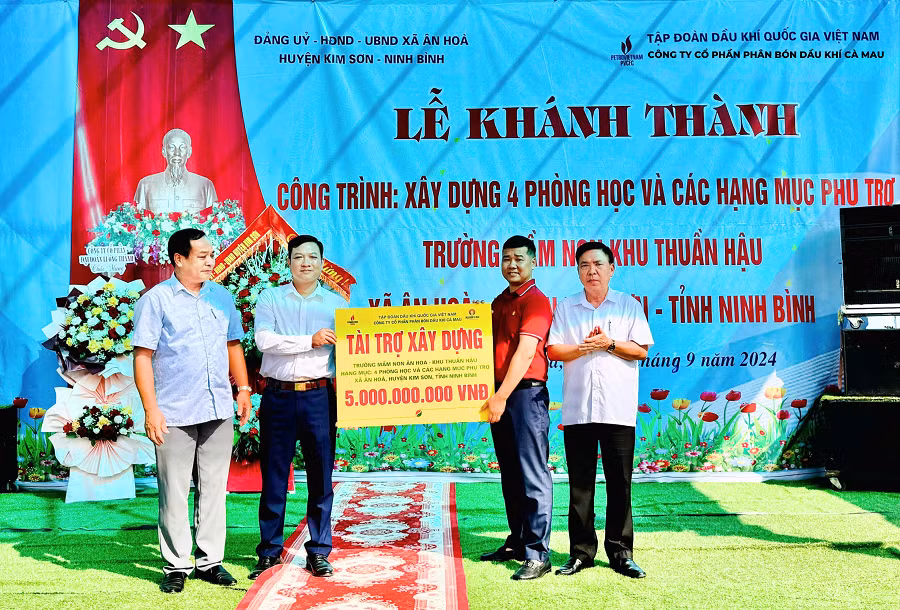 Phân bón Cà Mau tặng trường cho trẻ mầm non tỉnh Ninh Bình Phan bon Ca Mau tang truong cho tre mam non tinh Ninh Binh
