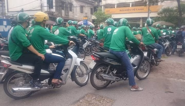 Hàng trăm lái xe Grab tụ tập gây ùn tắc cả tuyến phố - Hình 3 Hang tram lai xe Grab tu tap gay un tac ca tuyen pho-Hinh-3