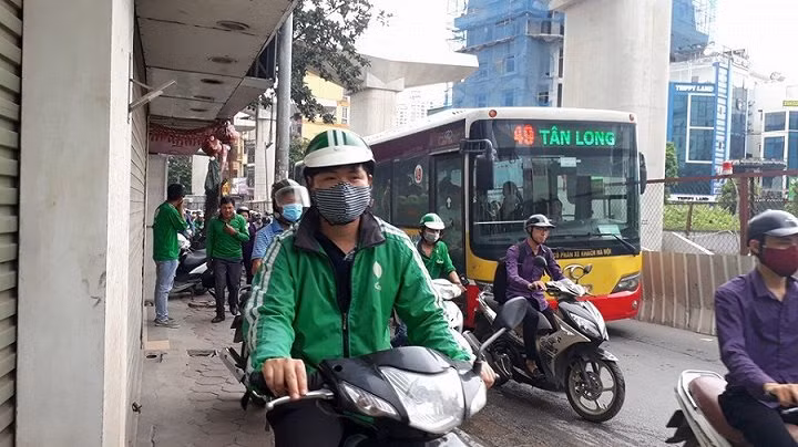 Hàng trăm lái xe Grab tụ tập gây ùn tắc cả tuyến phố - Hình 4 Hang tram lai xe Grab tu tap gay un tac ca tuyen pho-Hinh-4