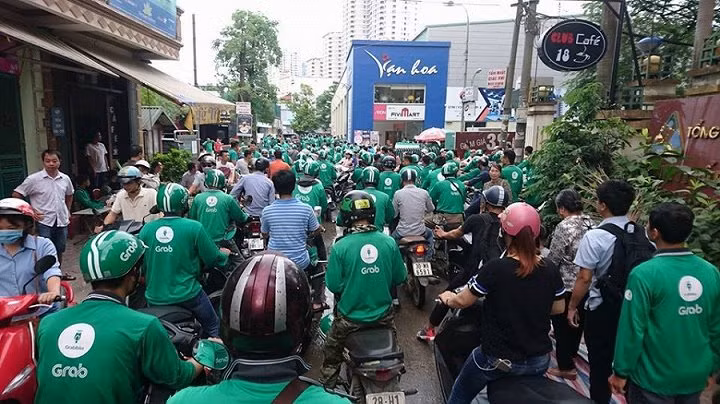 Hàng trăm lái xe Grab tụ tập gây ùn tắc cả tuyến phố Hang tram lai xe Grab tu tap gay un tac ca tuyen pho