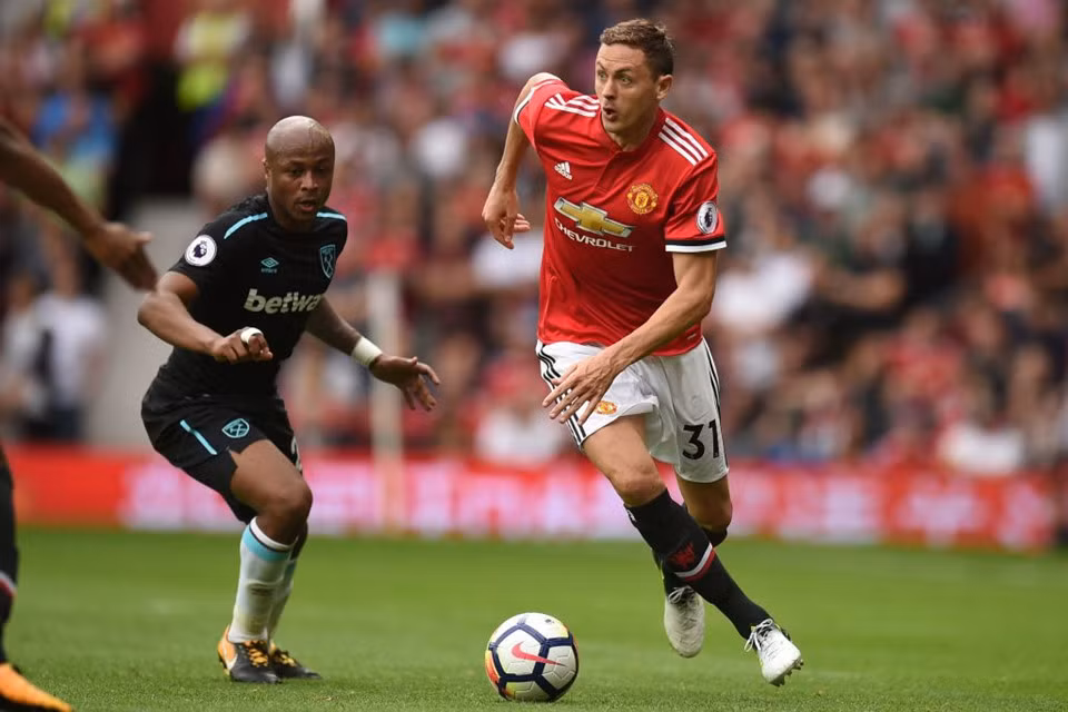 Tương tự tân binh Lukaku, tiền vệ Nemanja Matic đã có màn chào sân ấn tượng. Thống kê của cầu thủ này: 7/7 lần qua người, thắng 4/6 pha không chiến phòng ngự, 2/2 tắc bóng thành công, chuyền chính xác nhiều nhất đội (59 đường chuyền).