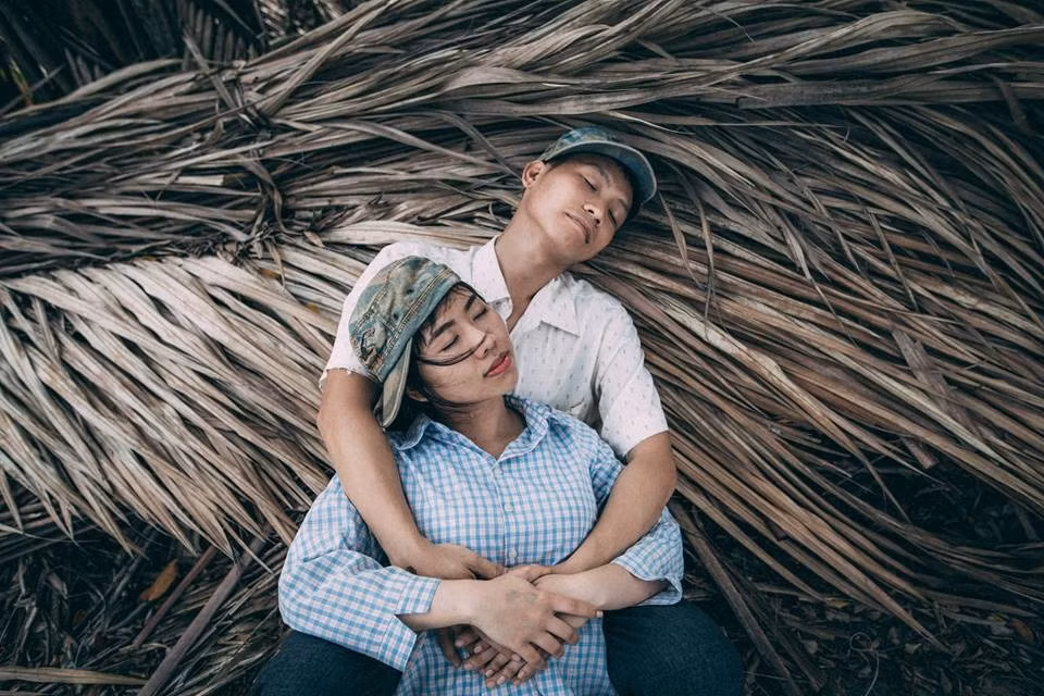 Hình ảnh đong đầy hạnh phúc cùng câu chuyện tình đẹp của Minh Tài - Tố Trinh hiện được dân mạng chia sẻ. Đôi trẻ tiết lộ đám hỏi của họ vừa diễn ra vào ngày 12/8. Tháng 8/2018, sau khi cô dâu hoàn thành khóa học ở Canada, cả hai sẽ chính thức tổ chức đám cưới.