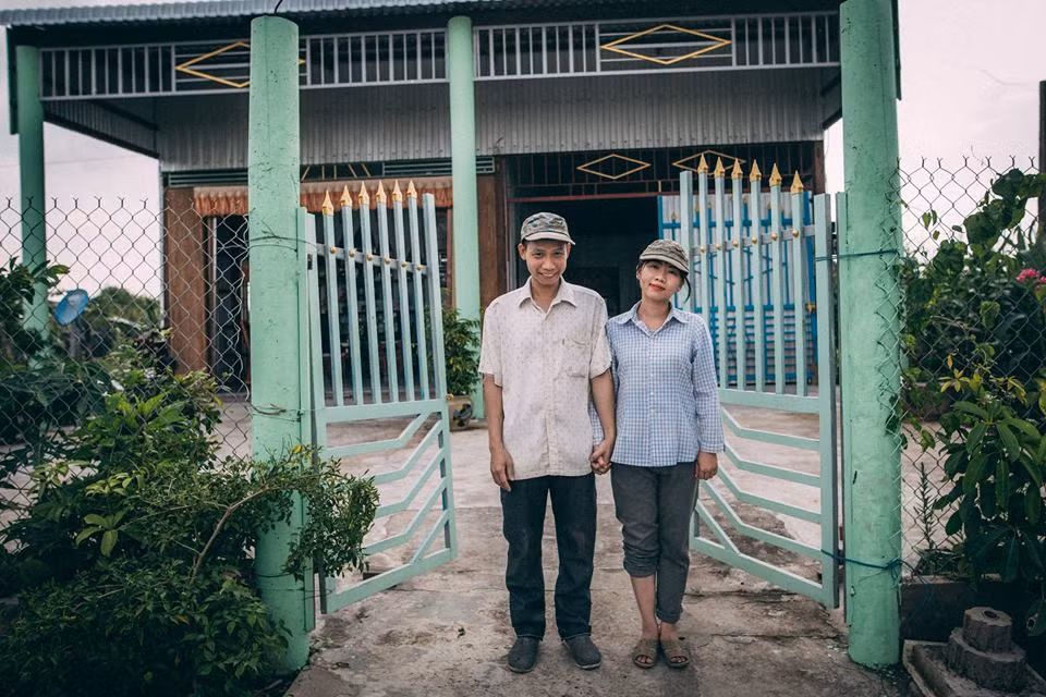 Cặp 9X không ngại "lầy lội" và sẵn sàng hy sinh để có những khoảnh khắc vui vẻ, hài hước nhất.