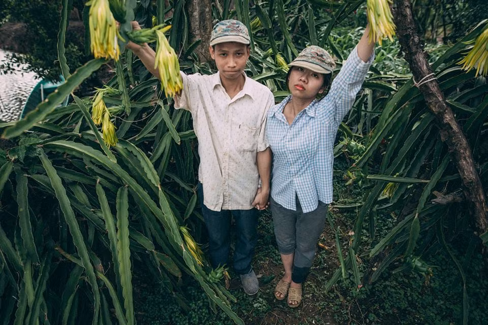 Minh Tài - Tố Trinh quen biết khi cùng tham gia một hội thảo cách đây 7 năm. Sau buổi gặp đó, cả hai thi thoảng nhắn tin trò chuyện. Đôi trẻ có cơ hội cùng làm việc chung và dần yêu nhau lúc nào không hay.