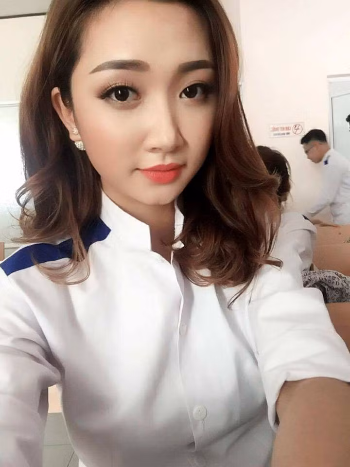 "Đi thi hoa hậu, tôi có cơ hội trở nên nổi tiếng và giàu có nhưng tôi không bị cám dỗ bởi những điều đó. Bởi tôi nhận thấy rằng, xã hội còn nhiều thứ cám dỗ hơn. Nếu mình không có lập trường vững chắc thì sẽ dẫn đến thất bại. Lý do tôi đi thi hoa hậu là muốn giúp đỡ những người có hoàn cảnh khó khăn và không may mắn như anh trai mình. Tôi muốn cùng họ vượt qua khó khăn ấy” - Mai Hương nói.