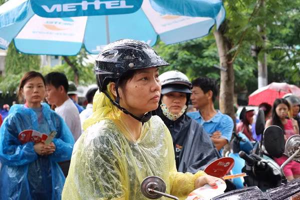 Ánh mắt lo lắng của một vị phụ huynh.