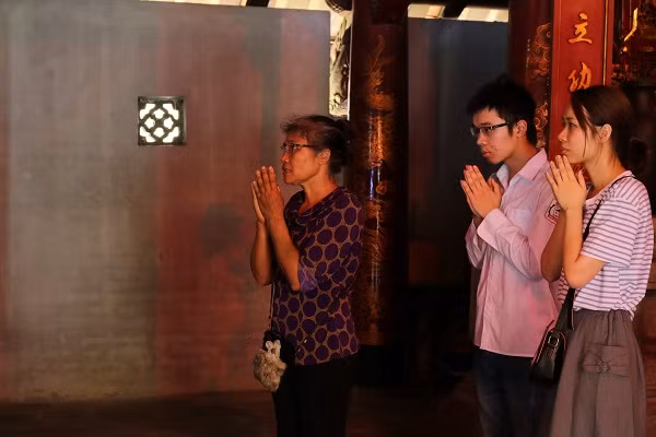 Không chỉ có bố mẹ, nhiều sĩ tử được bà đưa đi lễ cầu may.