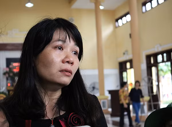 Chị Vân (vợ của liệt sỹ Lê Văn Nghĩa - chiến sĩ đã hi sinh trong tai nạn máy bay Su-22 năm ngoái) cũng tới tắp nén hương cho phi công Su-30MK2 Trần Quang Khải.