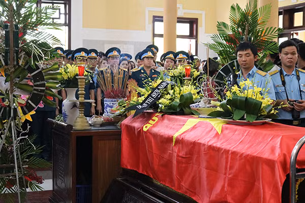 Các cán bộ, chiến sĩ và nhân dân tới đưa tiễn phi công Trần Quang Khải.