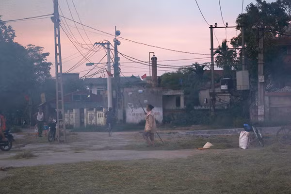 Khói rơm rạ tạo thành một lớp "sương độc" bao phủ lên các ngôi làng. Khói có tính cay, dễ gây các bệnh về đường hô hấp. Ảnh chụp tại thôn Vĩnh Trung (xã Đại Áng, huyện Thanh Trì, TP Hà Nội)
