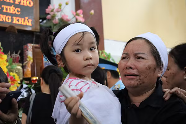 Con gái Đại tá Trần Quang Khải vẫn còn quá nhỏ để nhận ra sự mất mát lớn lao này.