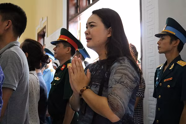 Những giọt nước mắt thương xót của người dân.