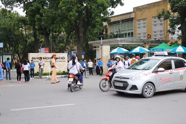 6h30 ngày 30/6, nhiều thí sinh đã có mặt tại trường Đại học Bách Khoa Hà Nội để làm thủ tục dự thi THPT Quốc gia 2016.