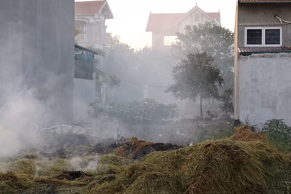Khói rơm rạ len lỏi vào các ngôi nhà. Người dân luôn phải đóng kín những cánh cửa. Ảnh chụp tại thôn Lạc Thị (xã Ngọc Hồi, huyện Thanh Trì, TP Hà Nội)