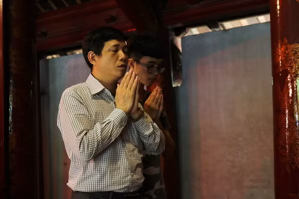 Nguyễn Việt Thắng (bên trái) cảm thấy rất vui vì được bố dẫn đi lễ tại Văn Miếu - Quốc Tử Giám trước kỳ thi quan trọng.