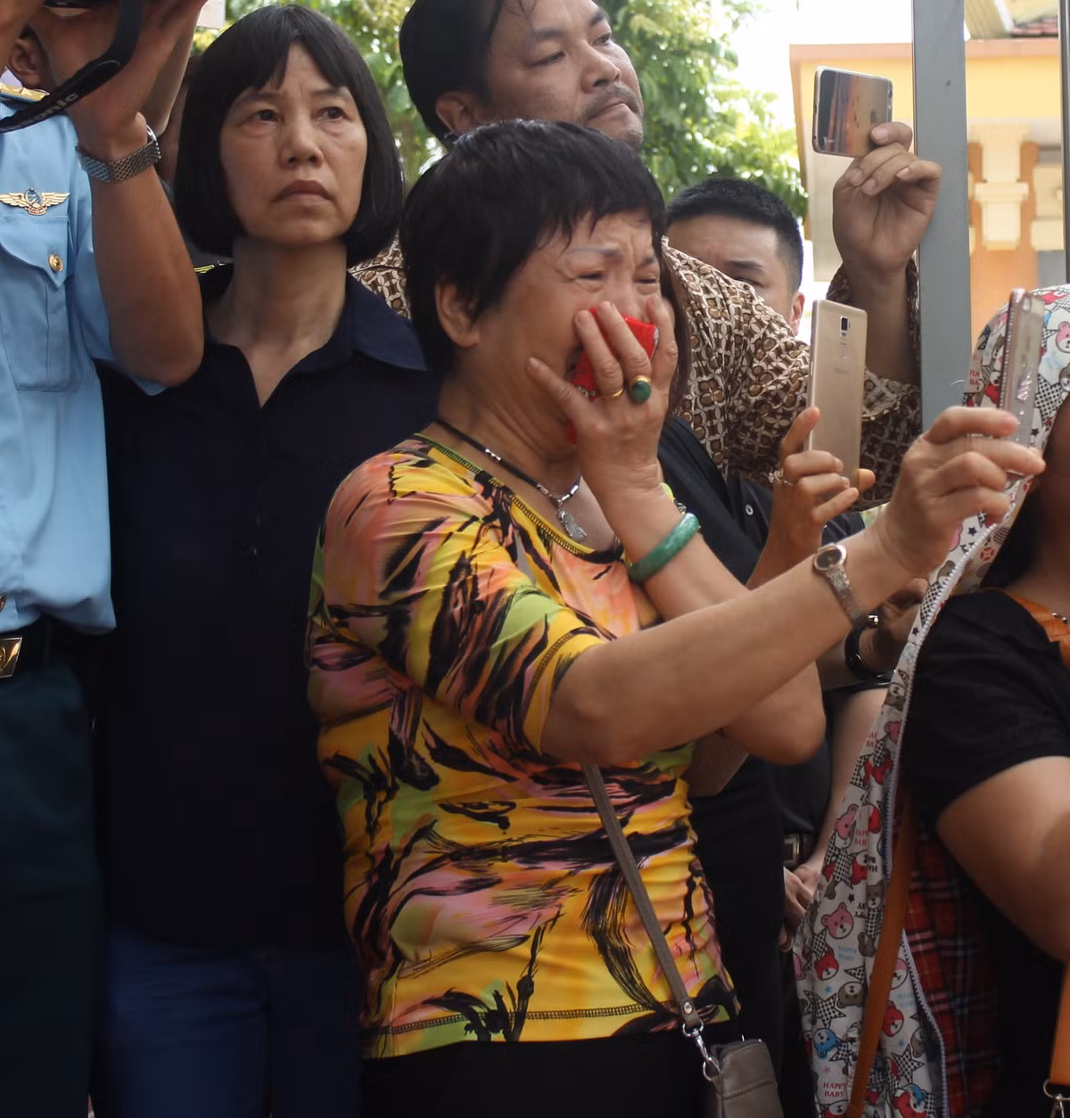 Người dân đau buồn tiễn đưa Đại tá