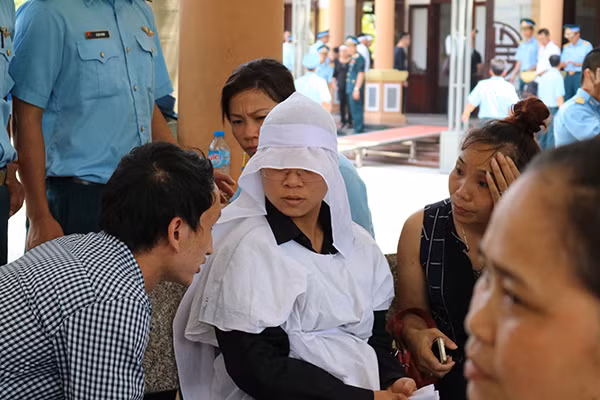 Người thân an ủi vợ Đại tá Trần Quang Khải.