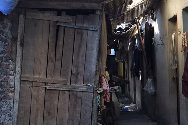 Một ngách nhỏ bừa bộn giữa hai khu nhà ổ chuột.