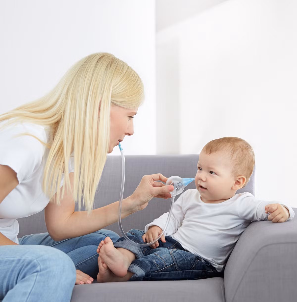 Giữ môi trường sạch sẽ, thoáng mát để hạn chế vi khuẩn phát sinh. Duy trì nhiệt độ và độ ẩm trong phòng ở mức phù hợp, không quá lạnh cũng không quá nóng. Nhiệt độ thích hợp là khoảng 25⁰C. Nếu trẻ sốt có thể điều trị sốt bằng paracetamol. Ảnh minh họa: Internet.