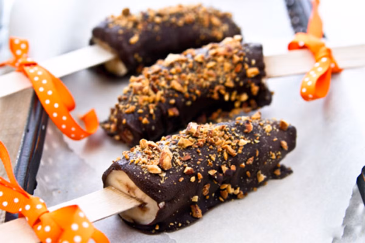 Socola nóng gặp chuối lạnh sẽ nhanh chóng đông lại thành một lớp vỏ bọc bên ngoài. Món kem này vừa dễ làm, vừa ngon, lại bảo quản được khá lâu trong ngăn đá tủ lạnh. Ảnh: Internet.