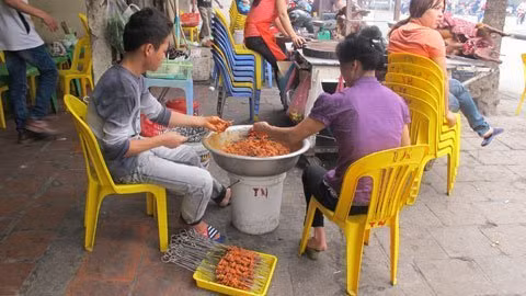 Bụi đường còn gây ô nhiễm thực phẩm ở các hàng quán ven đường, cơ sở thức ăn đường phố, gánh hàng rong... nếu không được bảo quản tốt. Trong bụi có lẫn nhiều loại mầm bệnh có thể gây hại với nhiều bệnh cho đường tiêu hóa. (Ảnh: Xahoi).