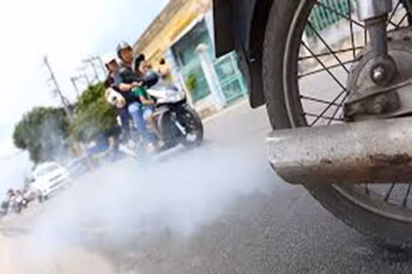 Ô nhiễm từ khói xe và bụi bẩn. Tuy ô nhiễm không đến nỗi như nước láng giềng Trung Quốc nhưng vào giờ tan tầm, dưới cái nắng oi bức mà phải trầm mình trong những lớp khói xe dày đặc thì không sớm cũng muộn, người Hà Nội sẽ tự rước bệnh vào mình. (Ảnh: Tinmoitruong).