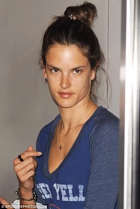Khi không trang điểm, thiên thần nội y Alessandra Ambrosio kém sắc.