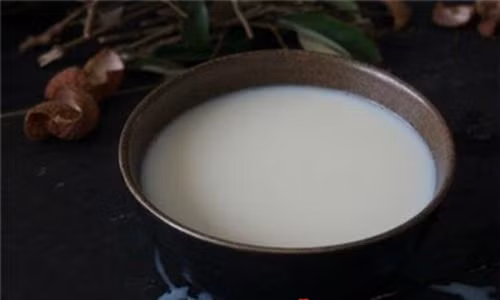 Hòa hỗn hợp nước vải vừa lọc đường, sữa tươi, khuấy cho tan. Đun hỗn hợp này đến lúc gần sôi thì bắc xuống và đổ phần nước thạch vào và khuấy đều. Ảnh: iunauan