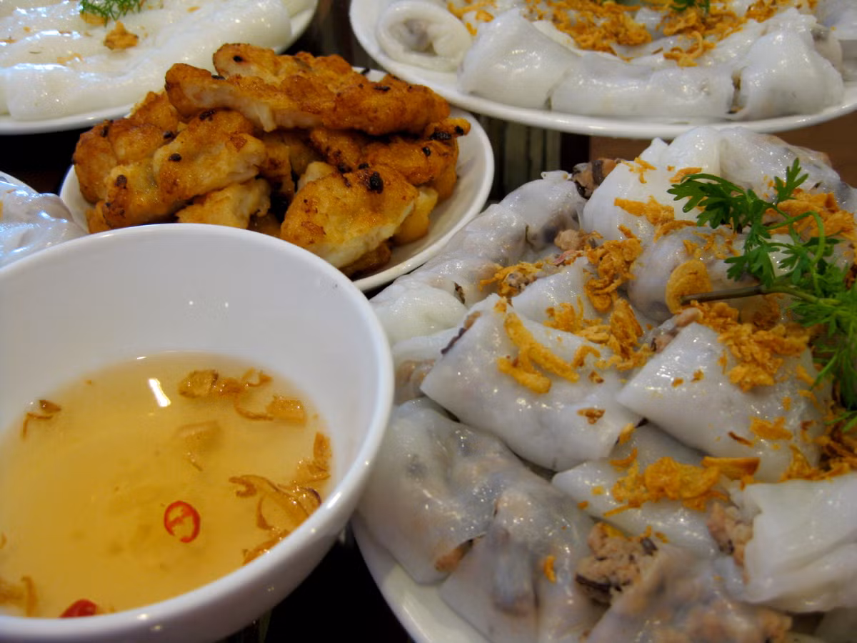Bánh cuốn Cô Béo - dốc Hàng Than - đối diện ngõ Hồng Phúc. Chỉ mở cửa từ 4h30 chiều đến 12h đêm. Với mức giá trung bình 35.000đ/suất có kèm chả, lạp xưởng, hành phi ăn thêm thoải mái và cô chủ quán rất dễ tính, quán luôn đông khách từ khi bắt đầu mở hàng, đông nhất là tầm 9h-10h đêm. Ảnh: amthucgiadinh.net.