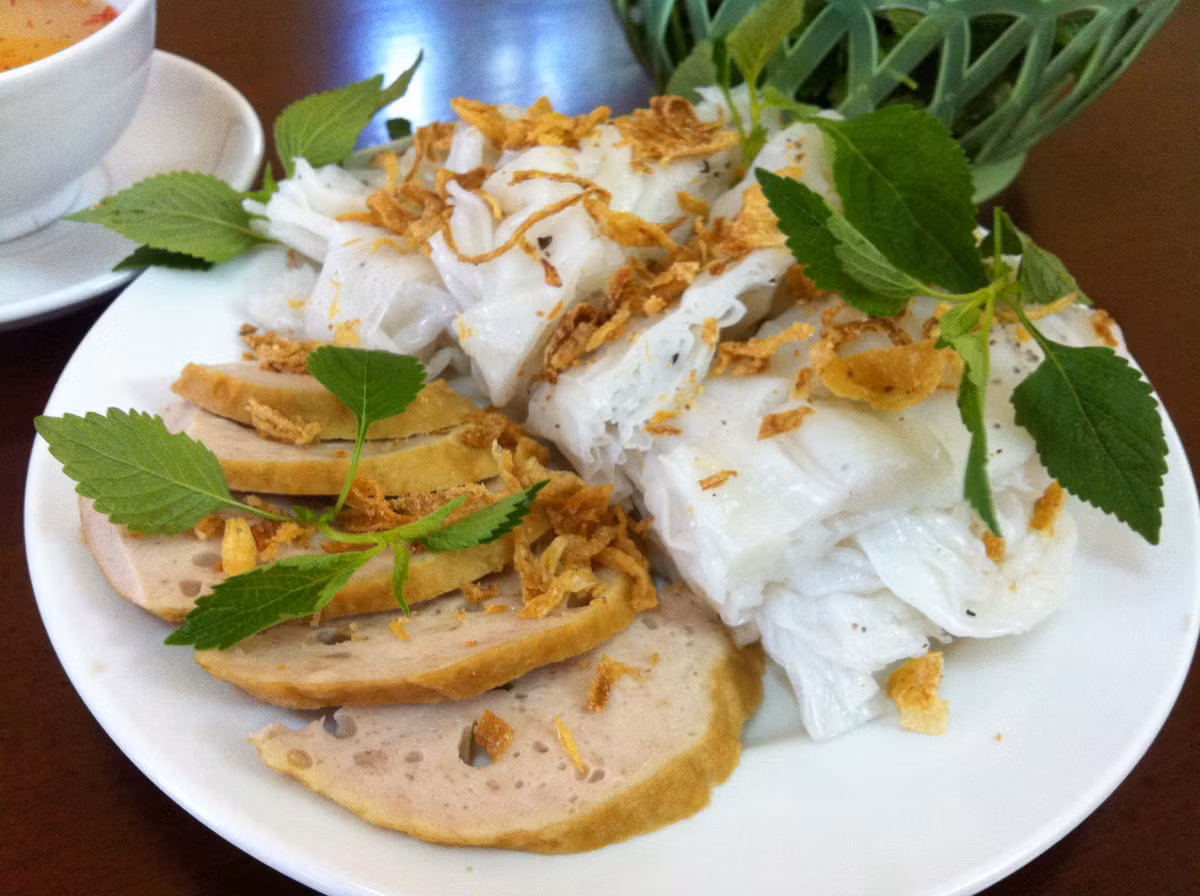Bánh cuốn 17 Phan Phù Tiên. Phục vụ từ 6h-10h sáng, giá cả bình dân, bánh cuốn ngon và nổi tiếng là đông khách. Ngoài món bánh cuốn chất lượng, món trứng gà hấp cũng được thực khách đánh giá cao. Ảnh: Huongvibac.