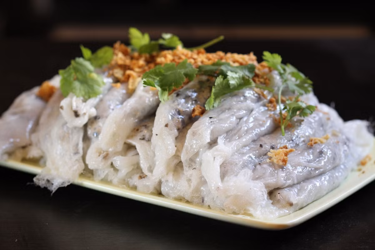 Bánh cuốn Quang An - 72 Hàng Bồ. Quán nhỏ bình dân bắt đầu mở từ chiều tối. Bánh cuốn Quang An hút khách nhờ món bánh cuốn nhân thịt gà xay trộn với mộc nhĩ, nấm hương, đặc biệt là không có hàn the. Giá mỗi suất từ 35-55.000. Ảnh: wordpress.com.