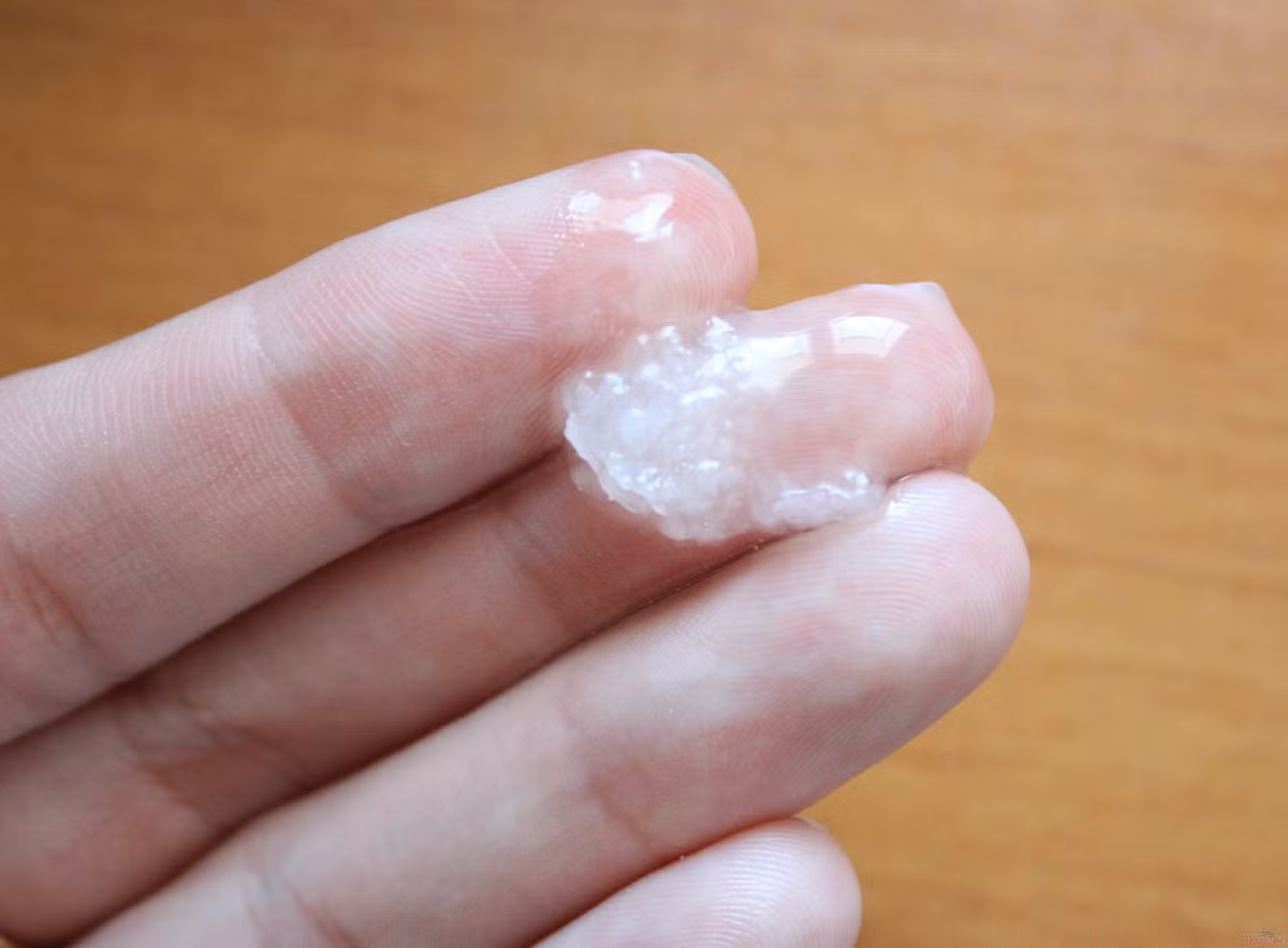 Dầu dừa. Cũng giống như dầu ô liu, dầu dừa có khả năng dưỡng móng, phục hồi móng hỏng, gãy rất nhanh. Bạn chỉ cần xoa dầu dừa đều lên móng tay, để qua đêm và rửa sạch với nước ấm vào sáng hôm sau. Duy trì liên tục mỗi ngày trong 4 tuần, sau đó có thể giảm dần xuống 2 lần/tuần.