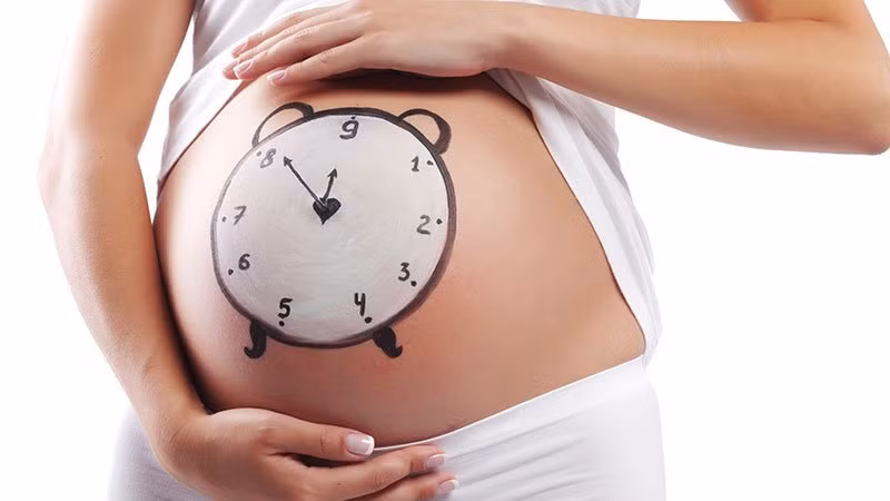Nghỉ ngơi. Rất nhiều phụ nữ khi sắp đến thời điểm dự sinh mà vẫn “chưa thấy gì” nên thường sinh tâm lý nôn nóng, bất ổn, đứng ngồi không yên, không ăn không uống được gì. Để sinh nở tự nhiên thuận lợi, yếu tố thể lực của mẹ bầu rất quan trong, do vậy mẹ bầu cần hết sức thư giãn, giữ đúng lịch ăn ngủ, nghỉ ngơi đầy đủ. Ảnh: assistante-maternelle.biz.
