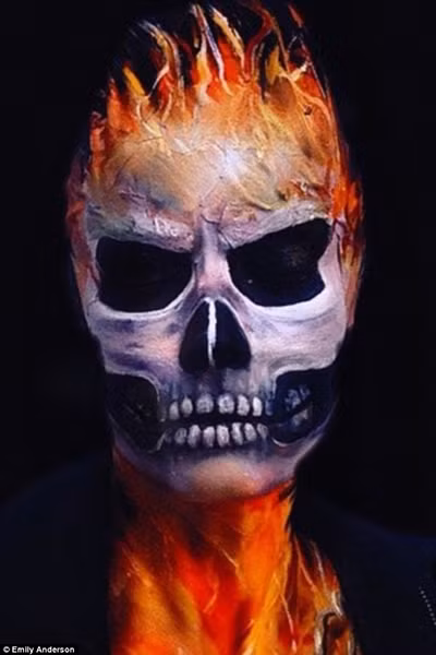 Emily tạo ra một cái nhìn cảm hứng của Ghost Rider sử dụng hoàn toàn bằng các dụng cụ trang điểm và các loại mỹ phẩm.