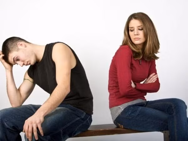 Để ý phản hồi của gia đình và người thân. Nếu bạn bè và người thân nhiệt tình với mối quan hệ của hai bạn và quý cả hai như nhau thì đây chính là mối quan hệ đúng đắn.