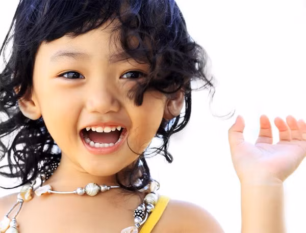  Hạn chế cho trẻ ăn bánh, mứt, kẹo và những thức ăn chứa nhiều đường. Không nên để cho trẻ có thói quen bú bình và ngậm bình sữa hoặc nước hoa quả hay nước ngọt ngậm trong miệng những lúc bé đi ngủ nhất là ban đêm. 